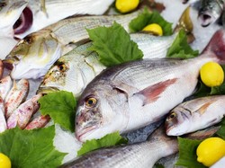 Penjual Ikan Ini Tempelkan Mata Mainan pada Ikan Agar Terlihat Segar