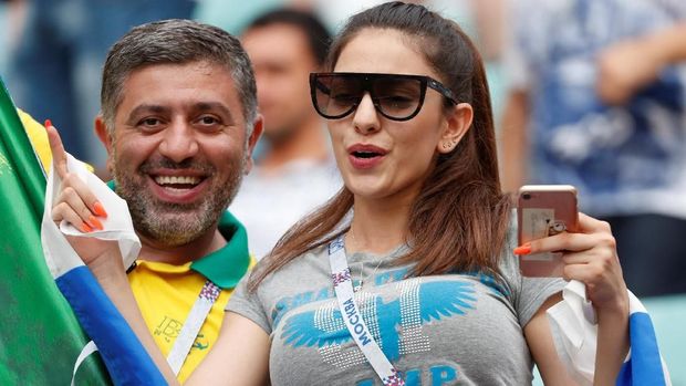 Suporter Australia tetap mendukung timnya meski tengah ketinggalan 0-2 dari Peru.