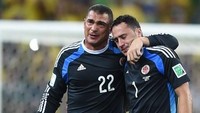 Faryd Mondragon (kiri) berusia 43 tahun dan tiga hari ketika tampil di Piala Dunia 2014. Kiper Kolombia itu dimainkan dalam laga dengan Jepang, yang berakhir dengan kemenangan 4-1. AFP/Eitan Abramovich.