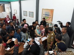 Sehari Jelang Pencoblosan, Ratusan Warga Garut Antre Bikin e-KTP