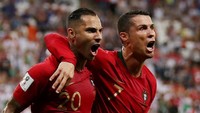 Portugal unggul duluan atas Iran lewat gol Ricardo Quaresma. Ronaldo merayakan gol itu bersama Quaresma. (Foto: Ricardo Moraes/Reuters)