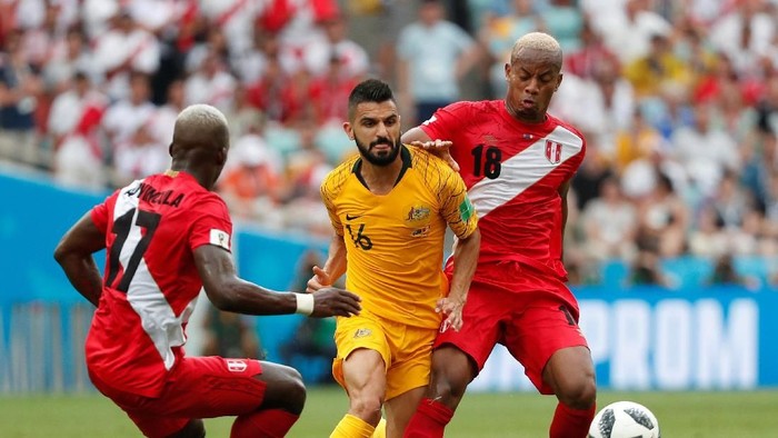 Soccer Football - World Cup - Group C - Australia vs Peru - Fisht Stadium, Sochi, Russia - June 26, 2018   Australias Aziz Behich in action with Perus Andre Carrillo and Luis Advincula   REUTERS/Max Rossi