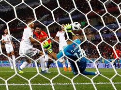 Isco mampu menyamakan kedudukan untuk menandai babak pertama sama kuat 1-1. REUTERS/Fabrizio Bensch.