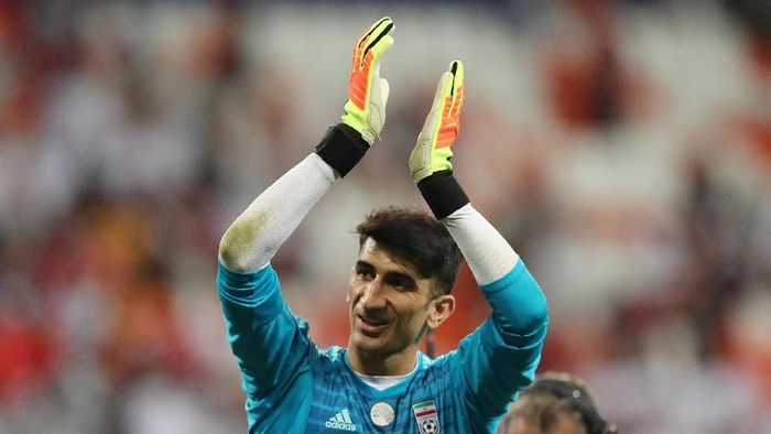 Kiper Timnas Iran Alireza Beiranvand menepis tendangan penalti Cristiano Ronaldo saat menghadapi Portugal di laga terakhir Grup B Piala Dunia 2018. (Foto: Ricardo Moraes/Reuters) Kiper Timnas Iran Alireza Beiranvand menepis tendangan penalti Cristiano Ronaldo saat menghadapi Portugal di laga terakhir Grup B Piala Dunia 2018. (Foto: Ricardo Moraes/Reuters)