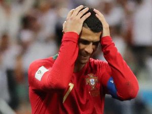 Momen Ronaldo Gagal Penalti dan Dikartu akibat Sikut Lawan