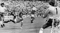 Saat dimainkan oleh Irlandia Utara menghadapi Brasil di Piala Dunia 1986, Pat Jennings (kanan) berusia 41 tahun. STF/ AFP.