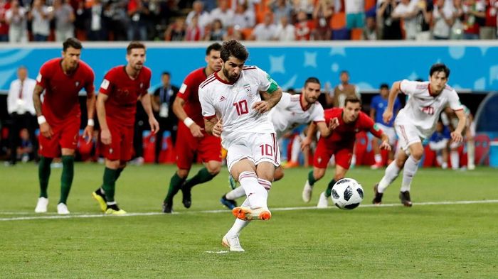 Pemain Iran Karim Ansarifard sukses mengeksekusi penalti ke gawang Portugal (Foto: Matthew Childs/Reuters) Pemain Iran Karim Ansarifard sukses mengeksekusi penalti ke gawang Portugal (Foto: Matthew Childs/Reuters)