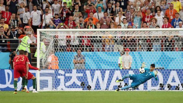 Kiper Iran Alireza Beiranvand menahan tendangan penalti Cristiano Ronaldo, di Mordovia Arena, Saransk, Rusia, 25 Juni.