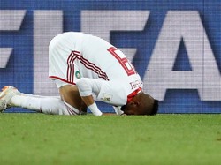 Youssef En-Nesyri bersujud usai mencetak gol. REUTERS/Gonzalo Fuentes.
