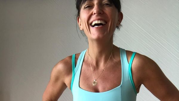 Wanita Ini Bikin Takjub, Wajah Keriput Tapi Perut Sixpack