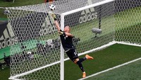 Kasper Schmeichel melompat untuk mengamankan gawangnya. (Foto: Axel Schmidt/Reuters).