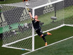 Kasper Schmeichel melompat untuk mengamankan gawangnya. (Foto: Axel Schmidt/Reuters).