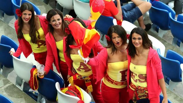 Suporter wanita timnas Spanyol.