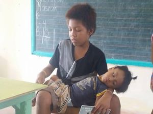 Kisah Haru Bocah Kelas 3 SD Rawat dan Bawa Adiknya yang Difabel ke Sekolah