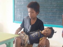 Kisah Haru Bocah Kelas 3 SD Rawat dan Bawa Adiknya yang Difabel ke Sekolah
