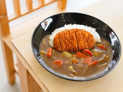 Siang Ini Enaknya Makan Chicken Curry Rice yang Gurih Hangat