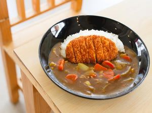 Siang Ini Enaknya Makan Chicken Curry Rice yang Gurih Hangat Siang Ini Enaknya Makan Chicken Curry Rice yang Gurih Hangat