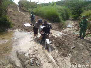 Kisah Pengiriman Logistik Pilkada di Daerah Terpencil Bojonegoro