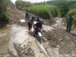 Kisah Pengiriman Logistik Pilkada di Daerah Terpencil Bojonegoro