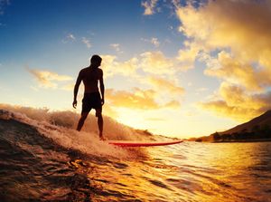 Ini Tempat-tempat Surfing Favorit Turis di Indonesia