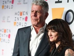 Kekasih Anthony Bourdain Curhat Kesedihannya Ditinggal Sang Pacar