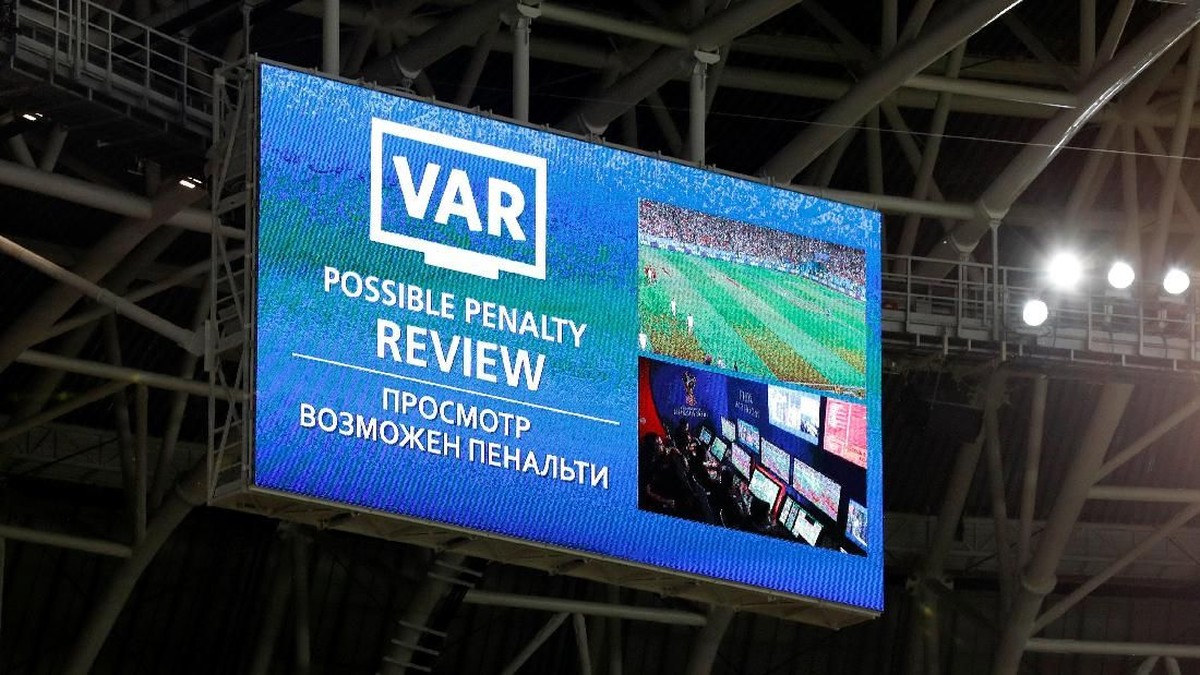 Video Assistant Referee (VAR) dinilai sukses besar di Piala Dunia 2018. (Foto: Matthew Childs/Reuters)