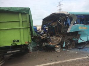 Seruduk Truk, Bus Asli Prima Ringsek dan 4 Luka