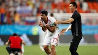 Mehdi Taremi, yang gagal mengonversi peluang menjadi gol di penghujung laga, menangis histeris. (Foto: Matthew Childs/Reuters)