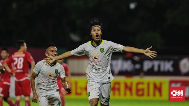 Rishadi Fauzi membawa Persebaya unggul lebih dulu pada menit ke-20.