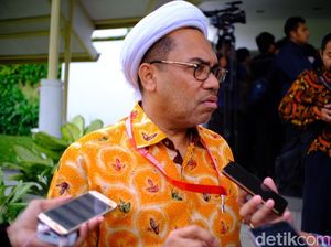 Ngabalin Kritik PKS yang Sebut Ekonomi Sulit Pasutri Cemberut