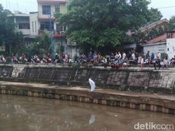 Heboh Wanita Salat di Pinggir Ciliwung, Ini Kata MUI