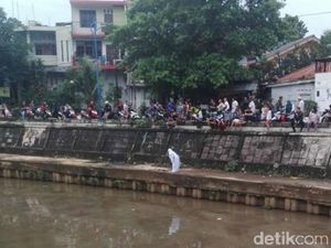 Heboh Wanita Salat di Pinggir Ciliwung, Ini Kata MUI Heboh Wanita Salat di Pinggir Ciliwung, Ini Kata MUI