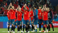 El Matador mengoleksi lima poin hasil tiga pertandingan, sama dengan Portugal di bawahnya yang sama-sama lolos. Spanyol berhak atas peringkat teratas dengan keunggulan jumlah gol usai kedua tim sama-sama memiliki selisih 1 gol. REUTERS/Gonzalo Fuentes.
