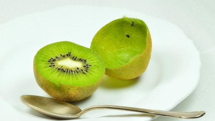 Sarapan buah kiwi pagi ini sanggup punya sederet manfaat untuk kesehatanmu. Foto: iStock