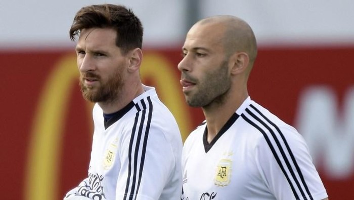 Argentinas forward Lionel Messi (L) gestures next to midfielder Javier Mascherano during a training session of Argentinas national football team at the teams base camp in Bronnitsy, near Moscow, on June 11, 2018 ahead of the Russia 2018 World Cup football tournament. / AFP PHOTO / JUAN MABROMATA