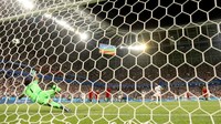 Iran tak menyianyiakan kesempatan dan Karim Ansarifard berhasil mengeksekusinya untuk mengubah skor menjadi 1-1. (Foto: Clive Mason/Getty Images)