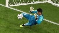 Tapi penalti Ronaldo itu berhasil diantisipasi oleh kiper Beiranvand. Ronaldo gagal penalti. (Foto: Lucy Nicholson/Reuters)