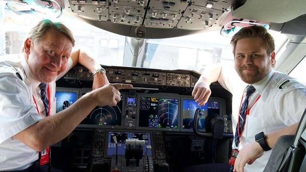 Foto: Ayah dan Anak Terbangkan Pesawat Bareng