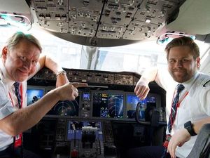 Foto: Ayah dan Anak Terbangkan Pesawat Bareng