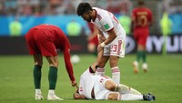 Salah satu momen penting lain yang melibatkan Ronaldo adalah duelnya dengan pemain Iran Morteza Pouraliganji. (Foto: Clive Brunskill/Getty Images)