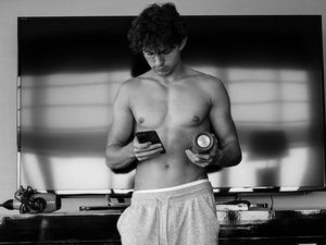 Foto: Rahasia Tom Holland Bentuk Otot dan Tubuh