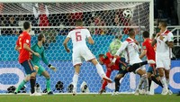 Youssef En-Neysri membobol gawang Spanyol di 10 menit terakhir untuk mengantar Maroko di ambang kemenangan. REUTERS/Christian Hartmann.