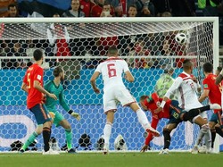 Youssef En-Neysri membobol gawang Spanyol di 10 menit terakhir untuk mengantar Maroko di ambang kemenangan. REUTERS/Christian Hartmann.