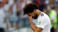 Kekalahan Mesir atas Arab Saudi juga terasa di lapangan. Usai pertandingan Mohamed Salah, pemain kebanggan warga Mesir tak sanggup menahan kekecewaannya tak mampu membawa Mesir melaju ke babak selanjutnya. Istimewa/Darren Staples/Reuters.