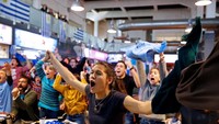 Suasana meriah rayakan kemenangan timnas Uruguay di Montevideo, Uruguay saat nonton bersama. Kemenangan atas tuan rumah membawa Uruguay melaju ke babak 16 besar dengan status juara grup A. Istimewa/Andres Stapff/Reuters.
