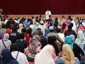 Risma dan Puti Berdoa Bersama Ratusan Anak Putus Sekolah