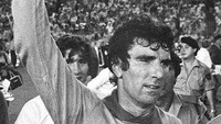 Saat mengantar Italia menjadi juara Piala Dunia 1982, Dino Zoff sudah cukup berumur. Usianya ketika itu 40 tahun, empat bulan dan 13 hari. Robert Delvac/AFP.