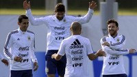 Angel Di Maria juga pemain timnas Argentina dan mantan anggota tim Madrid. Oleh karena itu dia bisa bermain dengan Messi dan juga pernah mencicipi setim dengan Ronaldo. (Foto: Juan Mabromata/AFP)