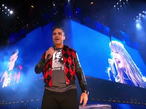 Sukses Buka Piala Dunia, Robbie Williams Kejutkan Penonton Konser Taylor Swift