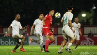 Para pemain Persebaya berusaha membendung serangan Persija.